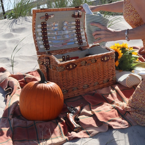 Luxury Treasure Chest Picnic Basket For Four - Picture 9 of 9